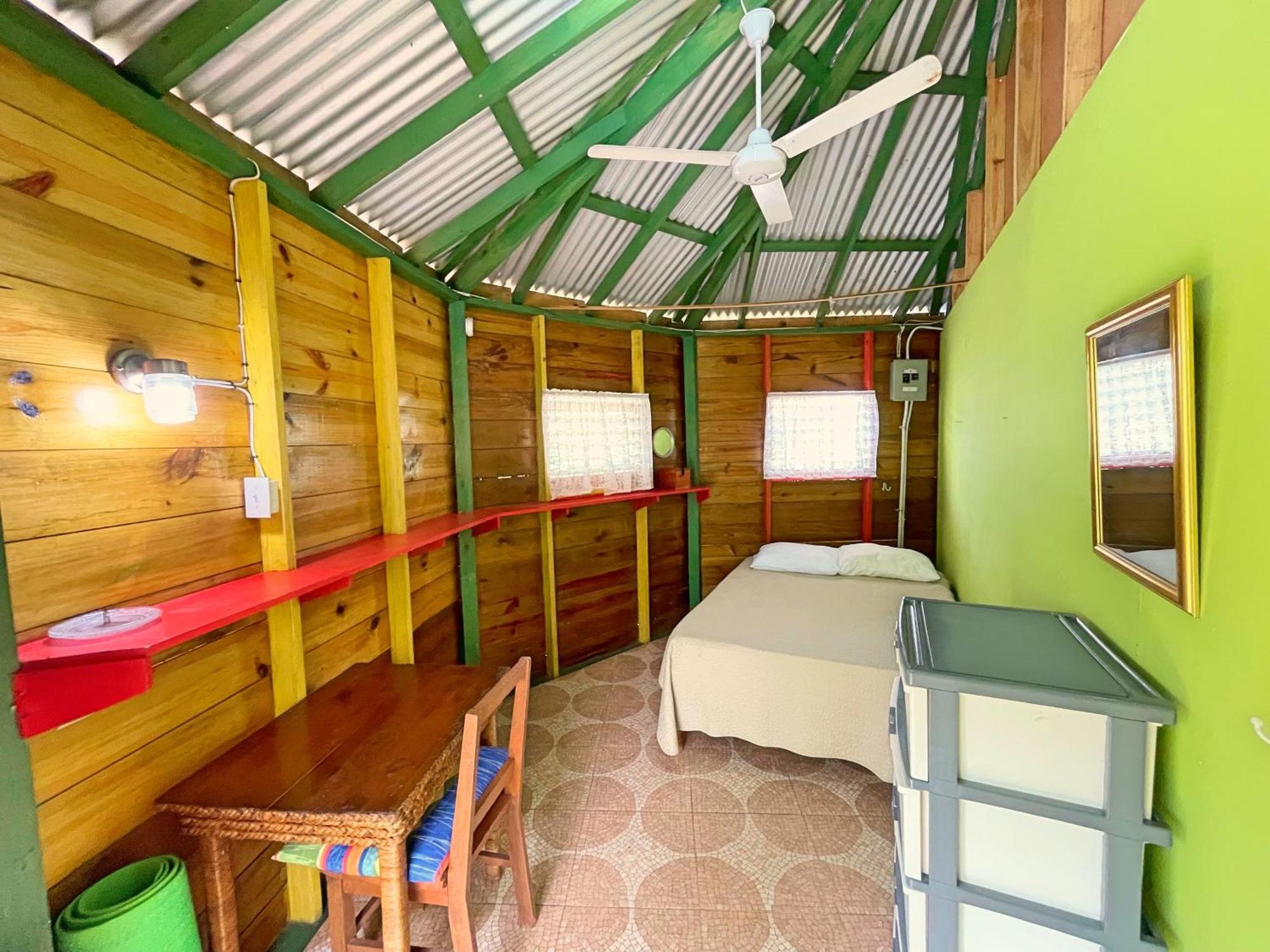 Judy House 2 - Lewis Backpacker Hostel Little Bay Quarto foto
